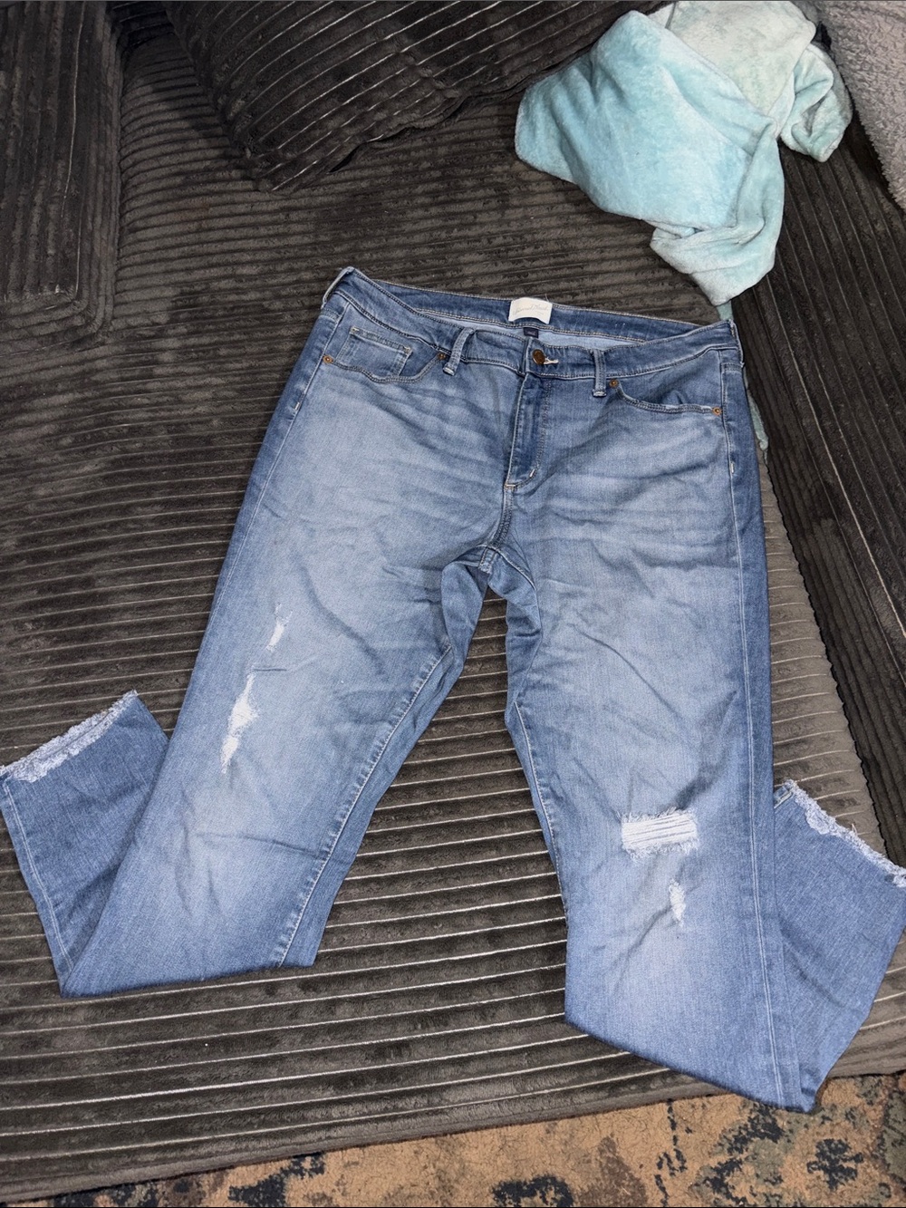 Universal Thread Women’s Light Blue Distressed Skinny Jeans